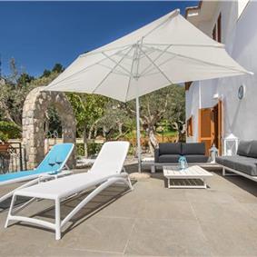 4 bedroom with pool and panoramic sea views near Serrento, sleeps 10